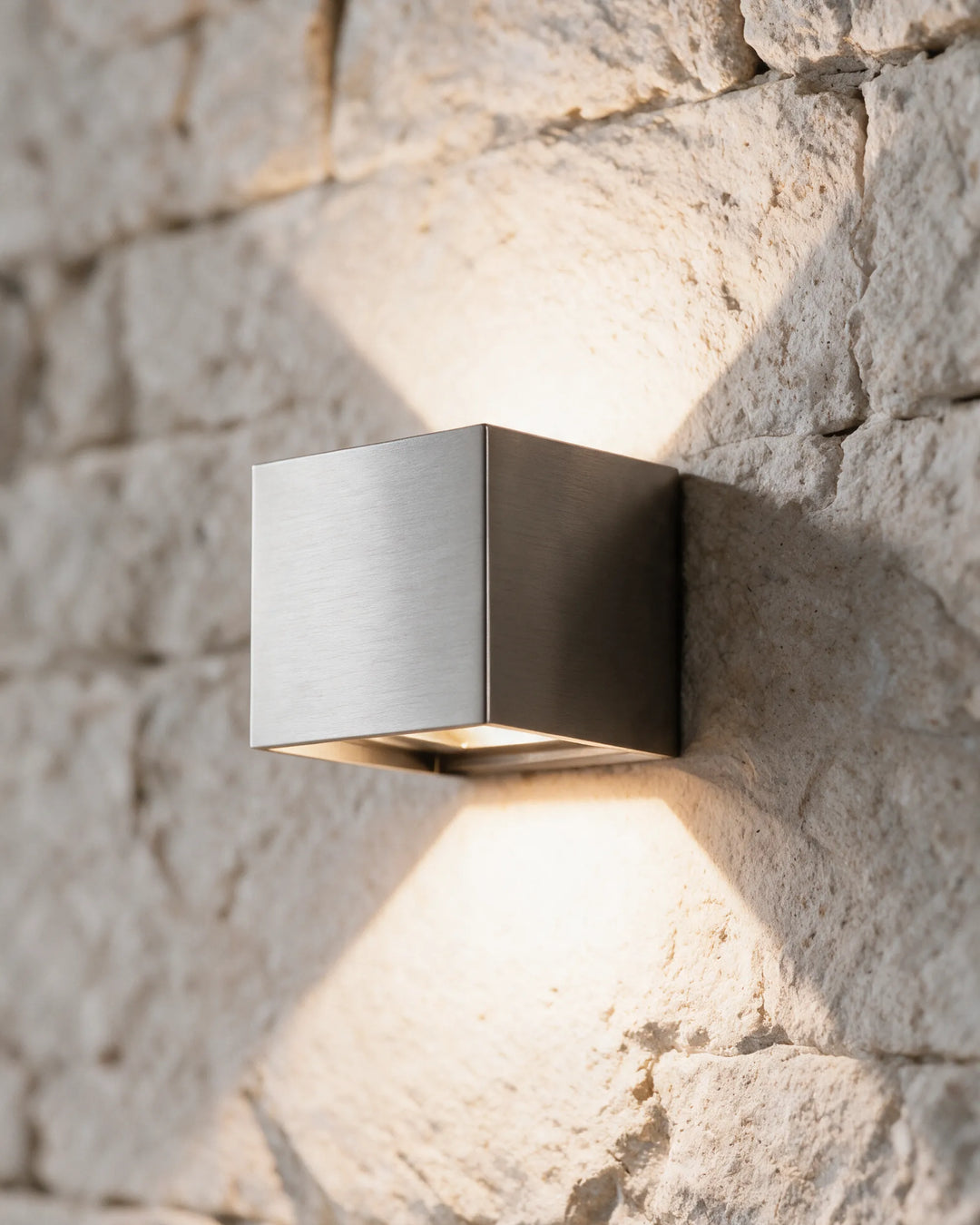 Kinkiet zewnętrzny LED aluminiowy z czterema regulowanymi klapami