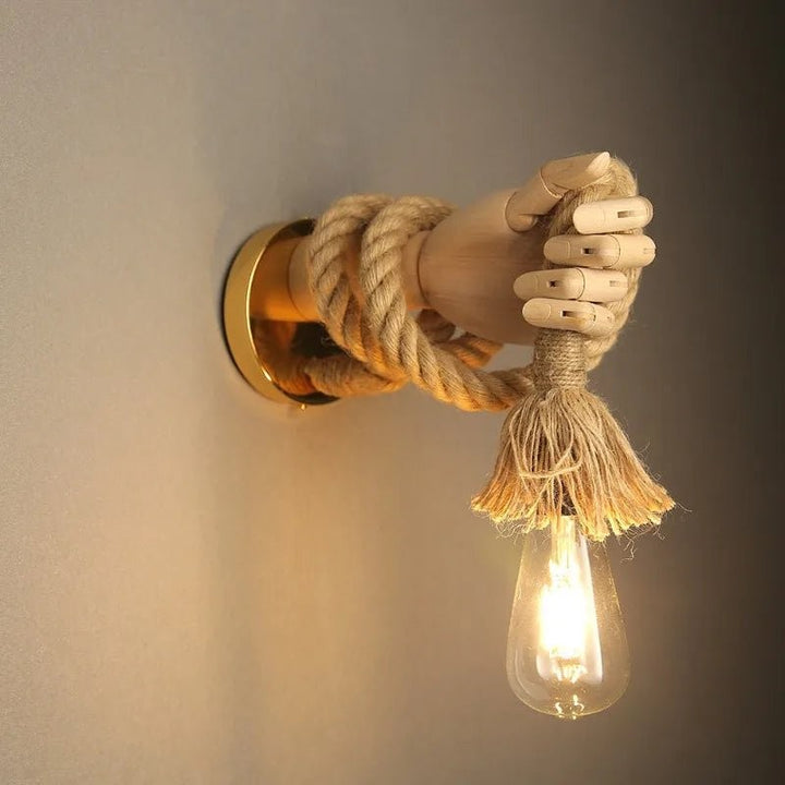 Ścienna lampa dekoracyjna - Drewniana dłoń z żarówką