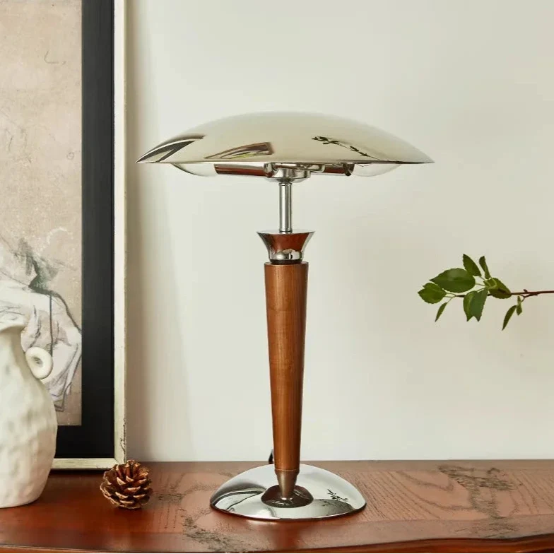 Lampa biurkowa z drewnianą nóżką i chromowanym kloszem - Styl retro, żarówka w zestawie