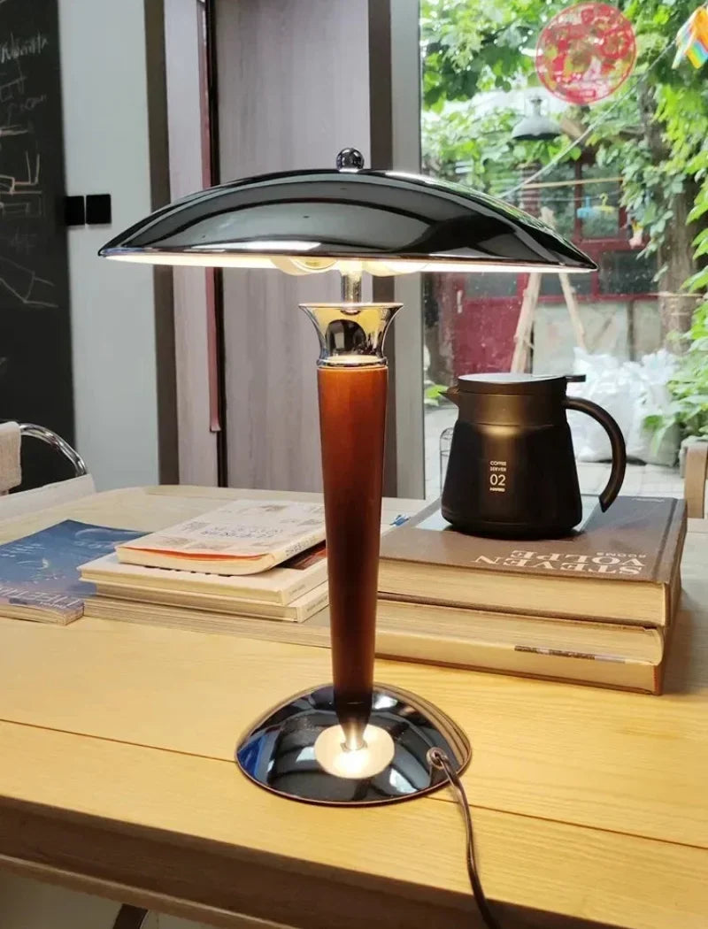 Lampa biurkowa z drewnianą nóżką i chromowanym kloszem - Styl retro, żarówka w zestawie