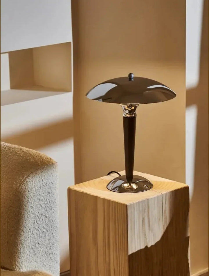 Lampa biurkowa z drewnianą nóżką i chromowanym kloszem - Styl retro, żarówka w zestawie