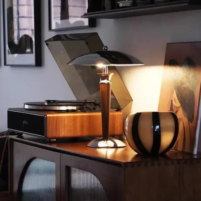 Lampa biurkowa z drewnianą nóżką i chromowanym kloszem - Styl retro, żarówka w zestawie