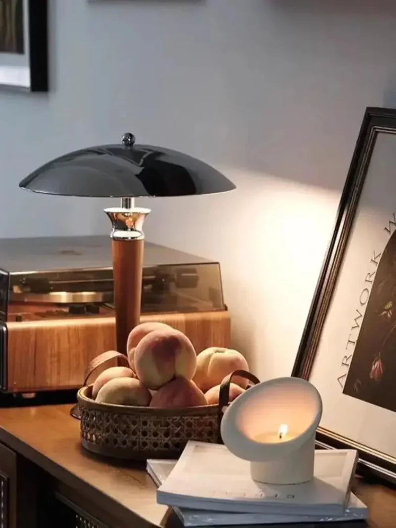 Lampa biurkowa z drewnianą nóżką i chromowanym kloszem - Styl retro, żarówka w zestawie