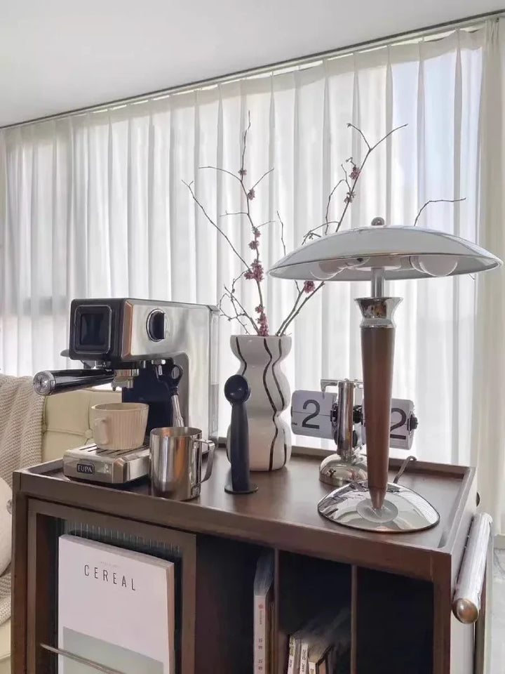 Lampa biurkowa z drewnianą nóżką i chromowanym kloszem - Styl retro, żarówka w zestawie