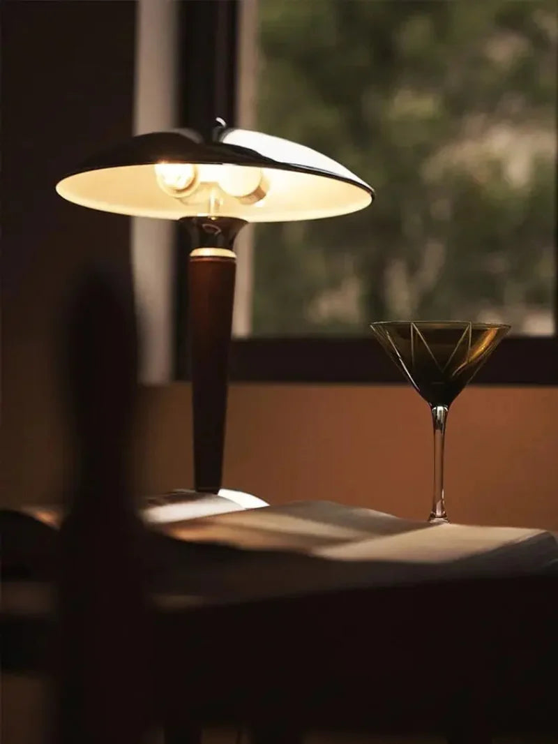 Lampa biurkowa z drewnianą nóżką i chromowanym kloszem - Styl retro, żarówka w zestawie