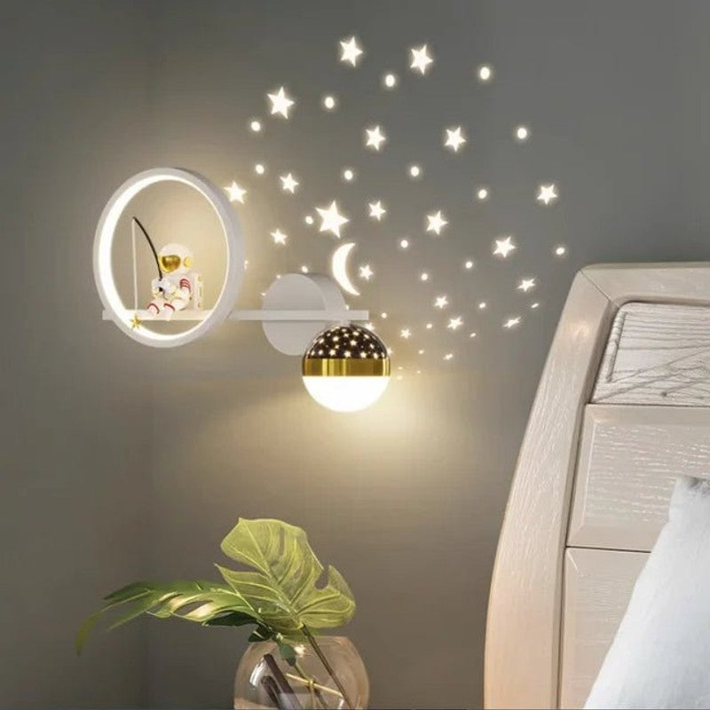 Lampa ścienna dla dzieci z podświetlanym pierścieniem i kloszem w kształcie kuli