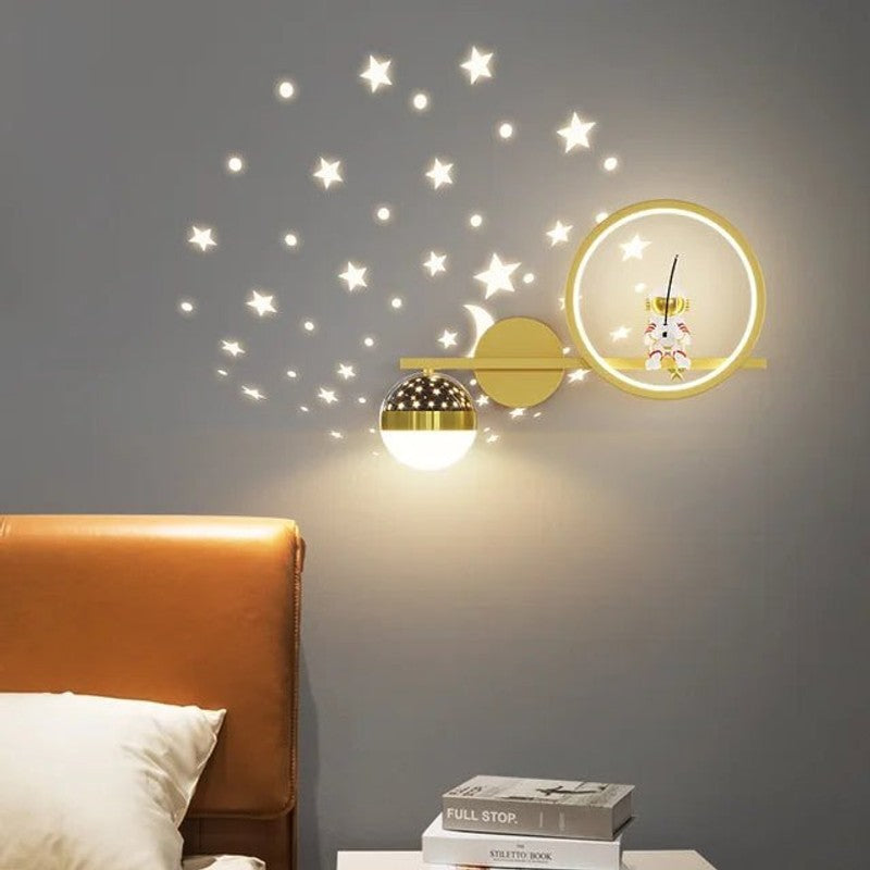 Lampa ścienna dla dzieci z podświetlanym pierścieniem i kloszem w kształcie kuli