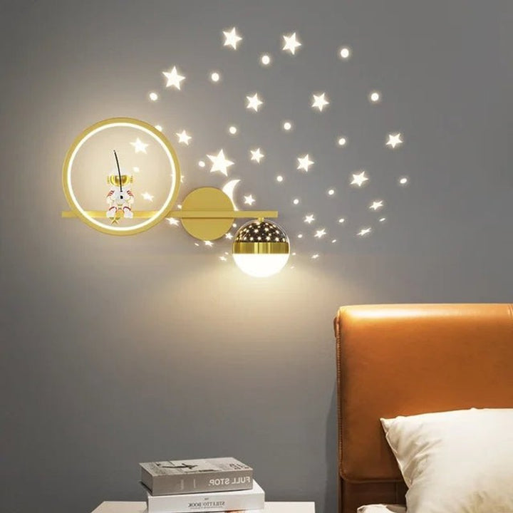 Lampa ścienna dla dzieci z podświetlanym pierścieniem i kloszem w kształcie kuli