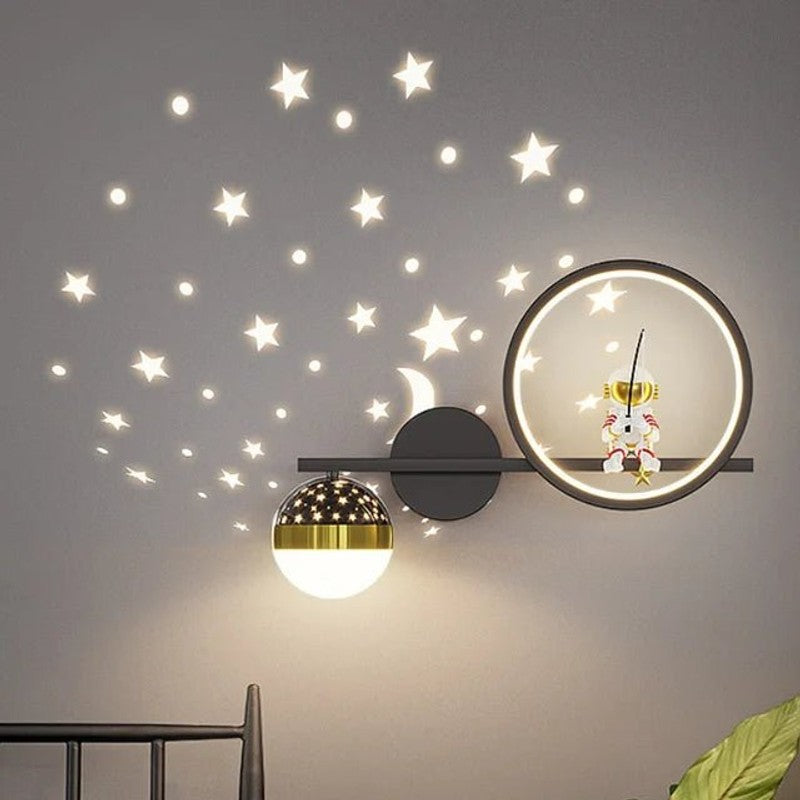 Lampa ścienna dla dzieci z podświetlanym pierścieniem i kloszem w kształcie kuli