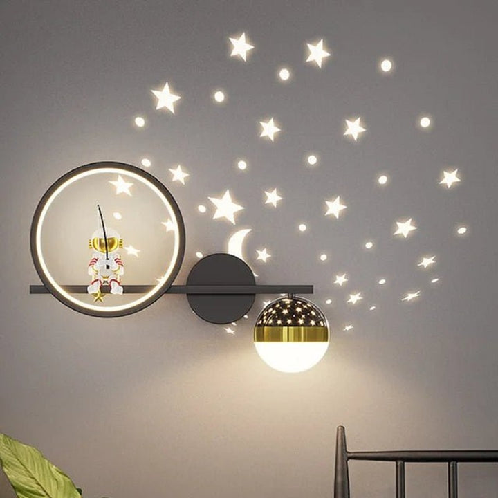 Lampa ścienna dla dzieci z podświetlanym pierścieniem i kloszem w kształcie kuli