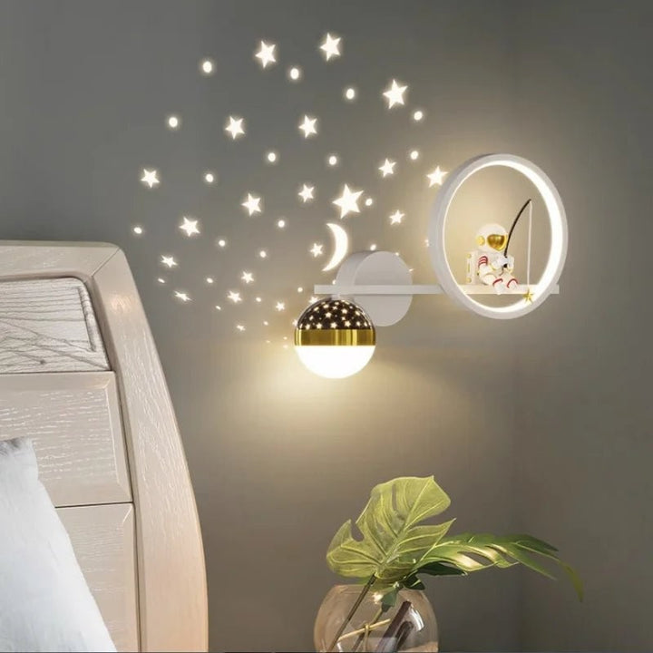 Lampa ścienna dla dzieci z podświetlanym pierścieniem i kloszem w kształcie kuli