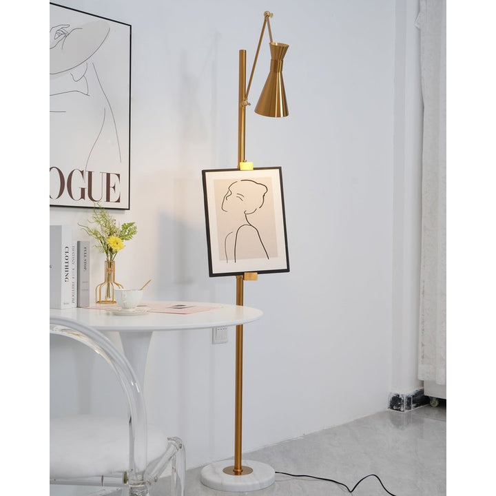 Lampa podłogowa z ramieniem obrotowym i wsparciem na ramkę