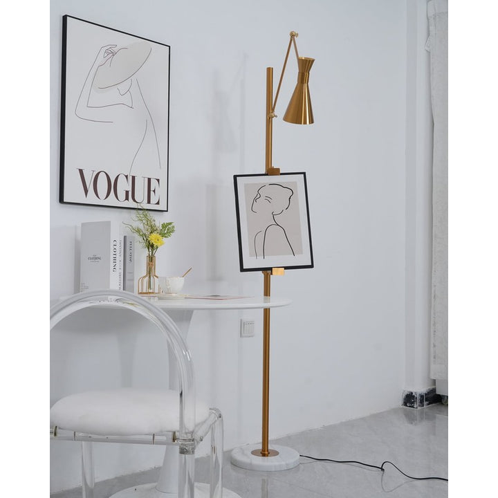 Lampa podłogowa z ramieniem obrotowym i wsparciem na ramkę