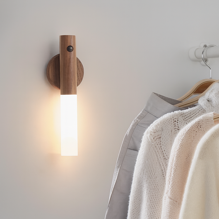 Lampa ścienna LED z czujnikiem ruchu - magnetyczna, akumulatorowa, drewniany uchwyt