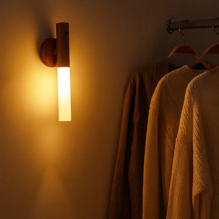 Lampa ścienna LED z czujnikiem ruchu - magnetyczna, akumulatorowa, drewniany uchwyt