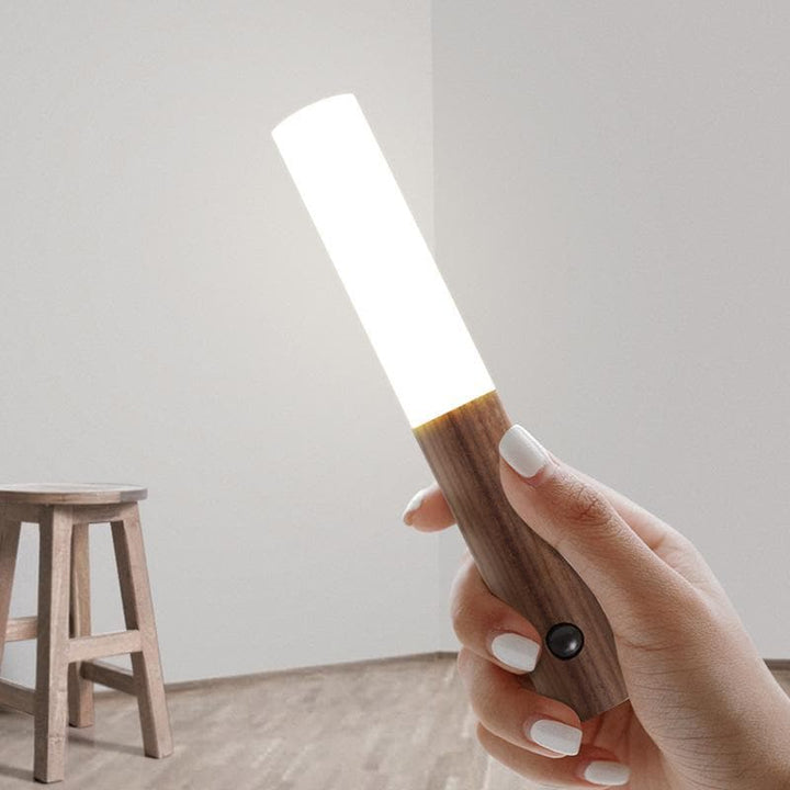 Lampa ścienna LED z czujnikiem ruchu - magnetyczna, akumulatorowa, drewniany uchwyt