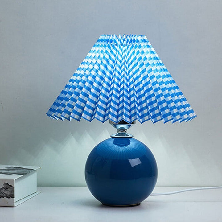 Lampa stołowa z ceramiczną podstawą i plisowanym abażurem