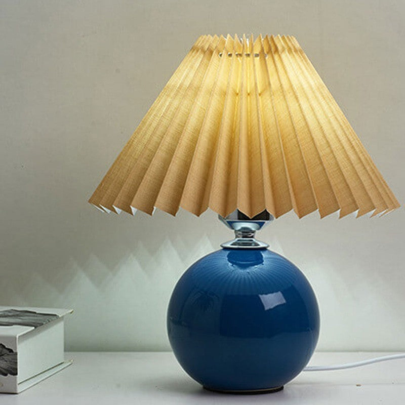 Lampa stołowa z ceramiczną podstawą i plisowanym abażurem