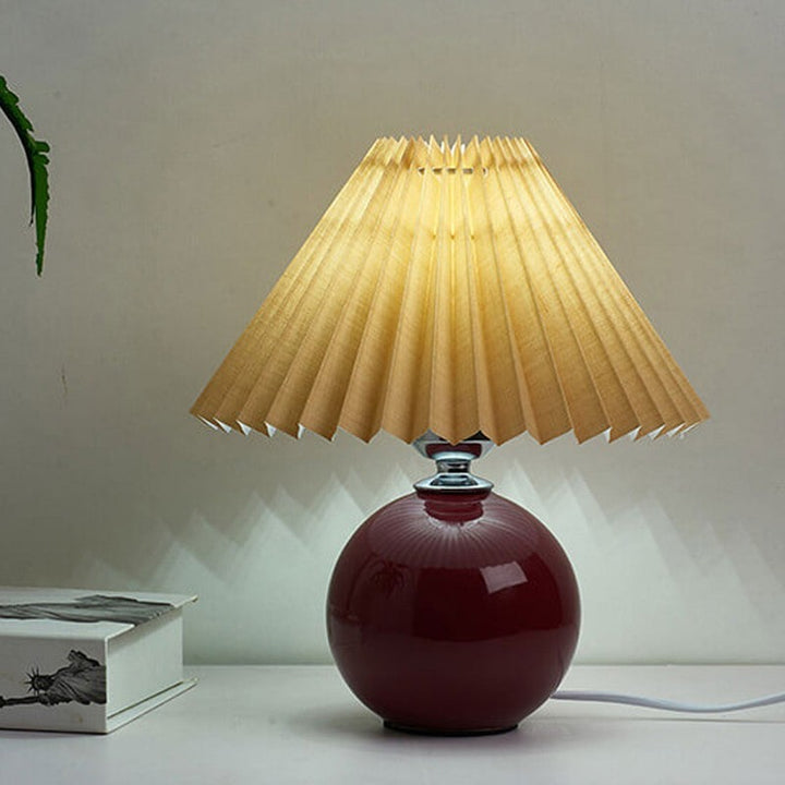Lampa stołowa z ceramiczną podstawą i plisowanym abażurem