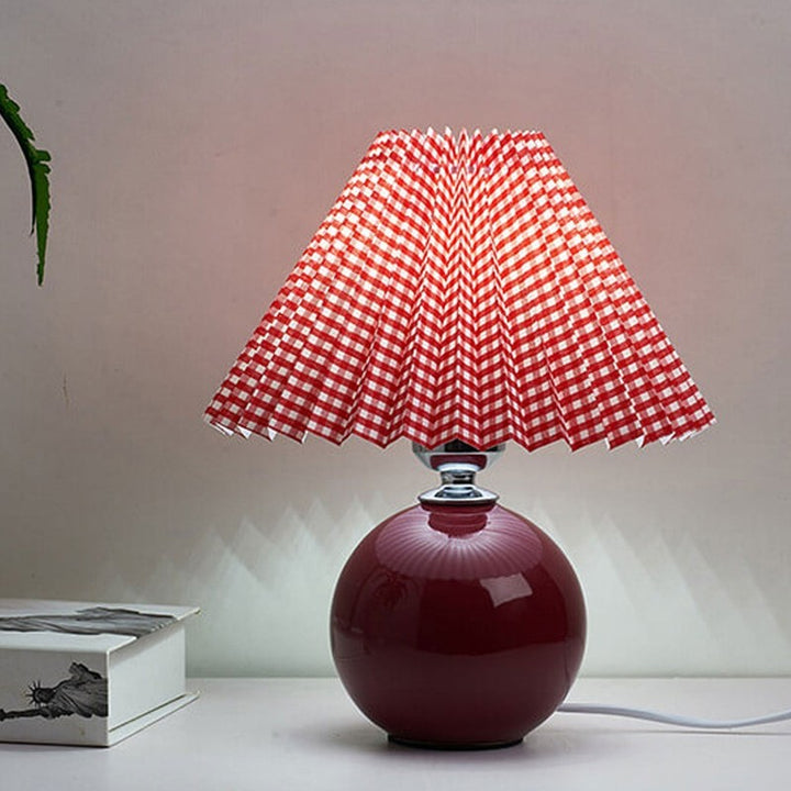 Lampa stołowa z ceramiczną podstawą i plisowanym abażurem