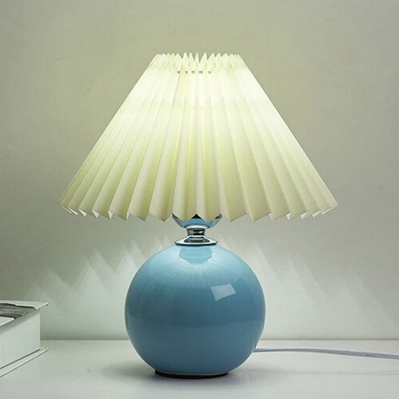 Lampa stołowa z ceramiczną podstawą i plisowanym abażurem
