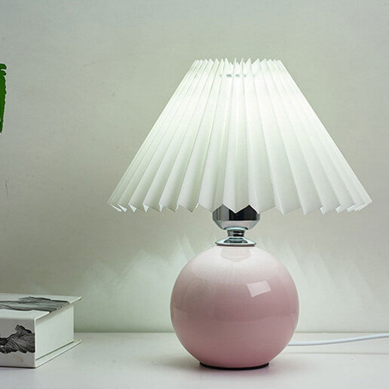 Lampa stołowa z ceramiczną podstawą i plisowanym abażurem