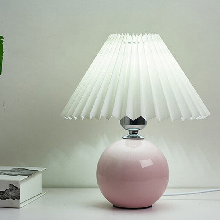Lampa stołowa z ceramiczną podstawą i plisowanym abażurem