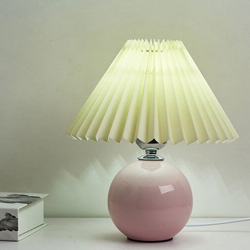 Lampa stołowa z ceramiczną podstawą i plisowanym abażurem