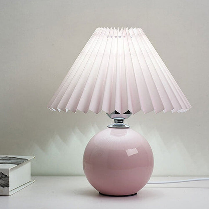Lampa stołowa z ceramiczną podstawą i plisowanym abażurem