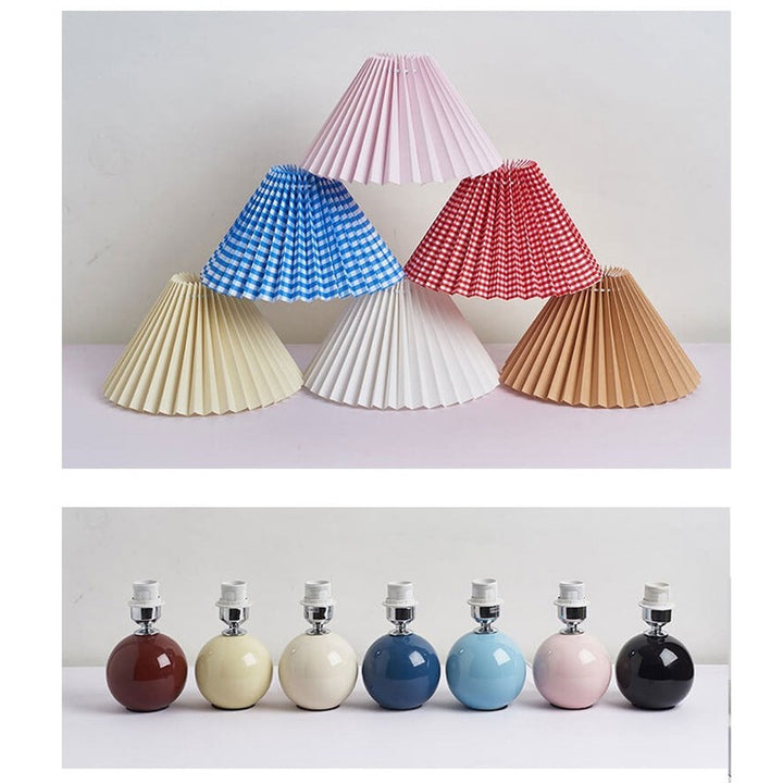 Lampa stołowa z ceramiczną podstawą i plisowanym abażurem