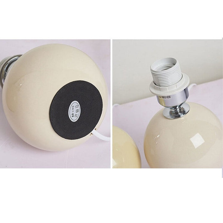 Lampa stołowa z ceramiczną podstawą i plisowanym abażurem