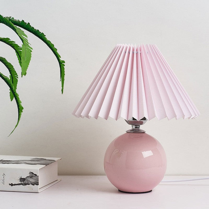 Lampa stołowa z ceramiczną podstawą i plisowanym abażurem