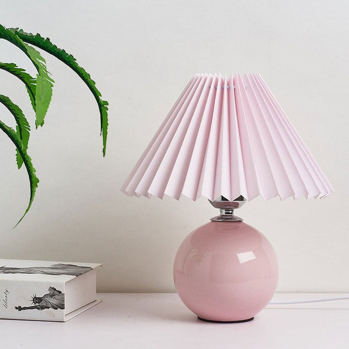 Lampa stołowa z ceramiczną podstawą i plisowanym abażurem
