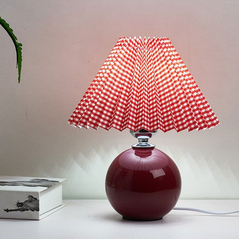 Lampa stołowa z ceramiczną podstawą i plisowanym abażurem