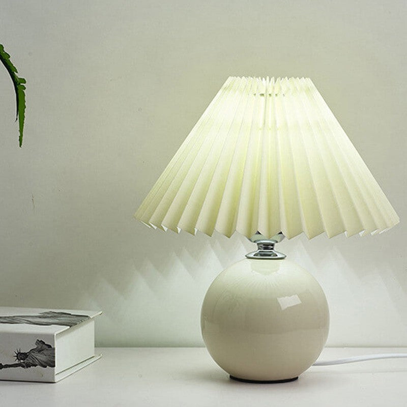 Lampa stołowa z ceramiczną podstawą i plisowanym abażurem