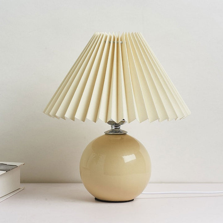 Lampa stołowa z ceramiczną podstawą i plisowanym abażurem