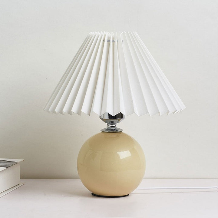 Lampa stołowa z ceramiczną podstawą i plisowanym abażurem