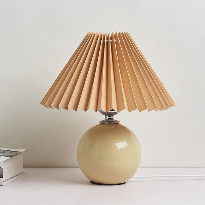 Lampa stołowa z ceramiczną podstawą i plisowanym abażurem