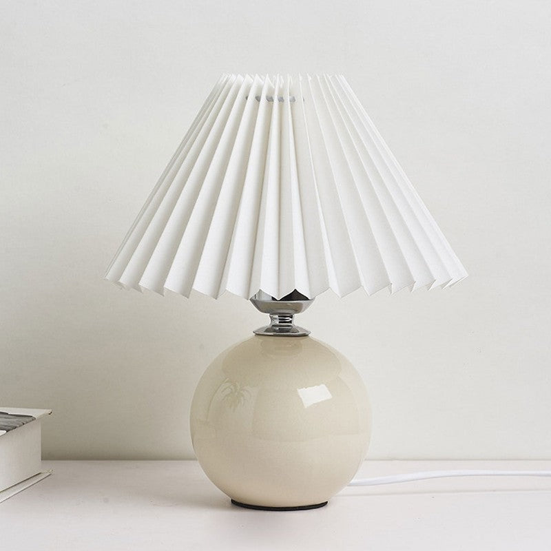 Lampa stołowa z ceramiczną podstawą i plisowanym abażurem