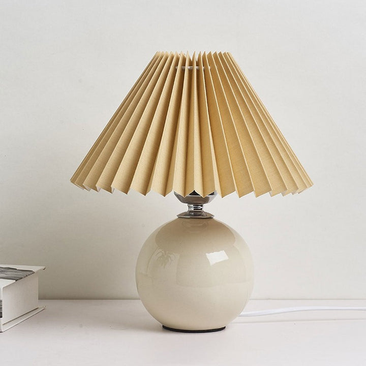 Lampa stołowa z ceramiczną podstawą i plisowanym abażurem