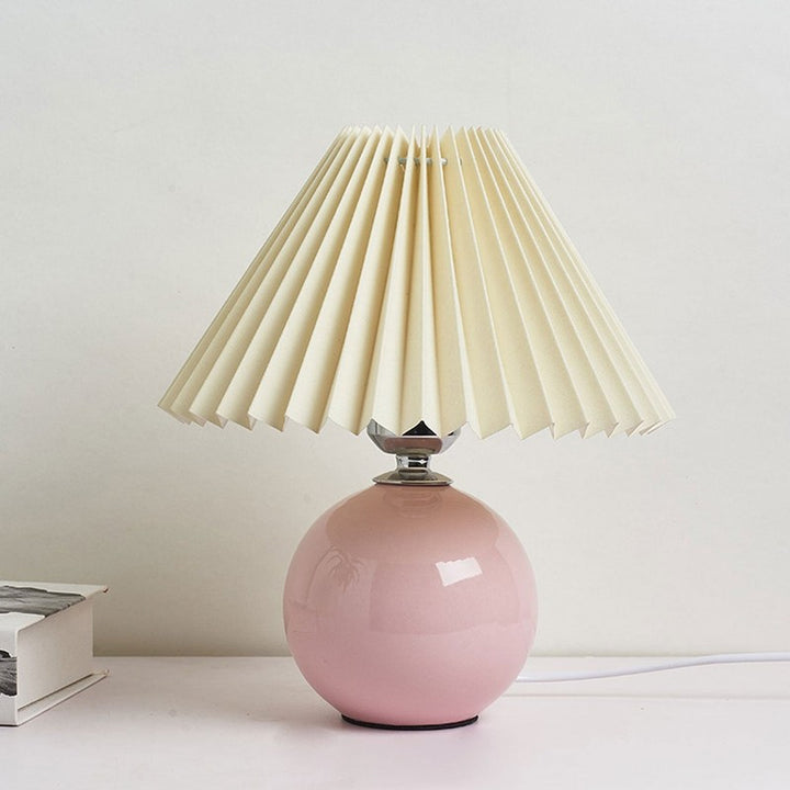 Lampa stołowa z ceramiczną podstawą i plisowanym abażurem