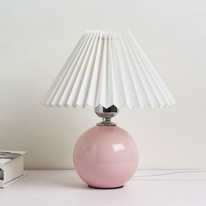 Lampa stołowa z ceramiczną podstawą i plisowanym abażurem