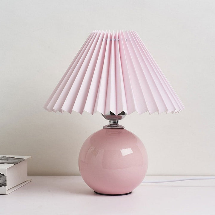 Lampa stołowa z ceramiczną podstawą i plisowanym abażurem