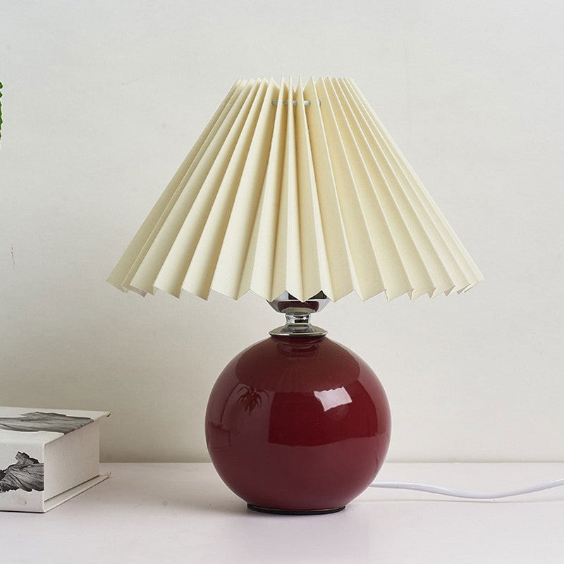 Lampa stołowa z ceramiczną podstawą i plisowanym abażurem