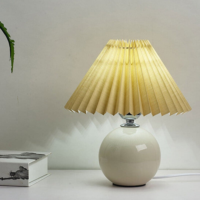Lampa stołowa z ceramiczną podstawą i plisowanym abażurem