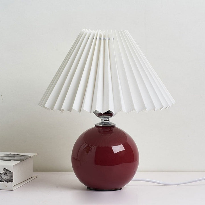 Lampa stołowa z ceramiczną podstawą i plisowanym abażurem