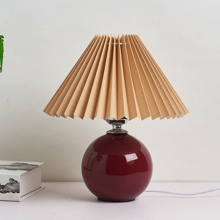 Lampa stołowa z ceramiczną podstawą i plisowanym abażurem