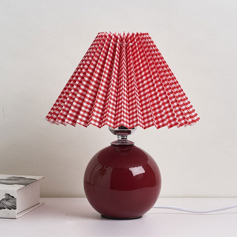 Lampa stołowa z ceramiczną podstawą i plisowanym abażurem