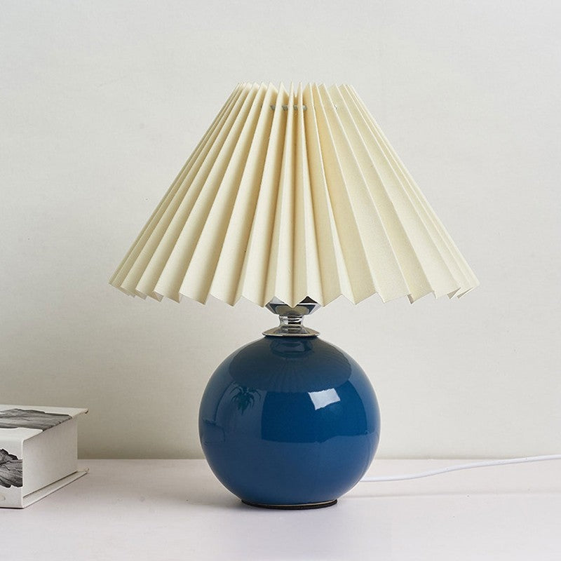 Lampa stołowa z ceramiczną podstawą i plisowanym abażurem