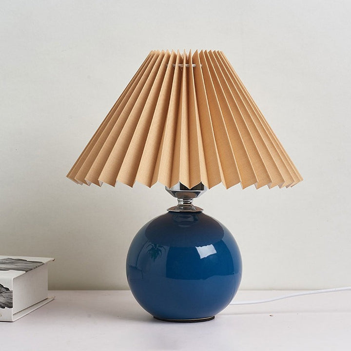 Lampa stołowa z ceramiczną podstawą i plisowanym abażurem